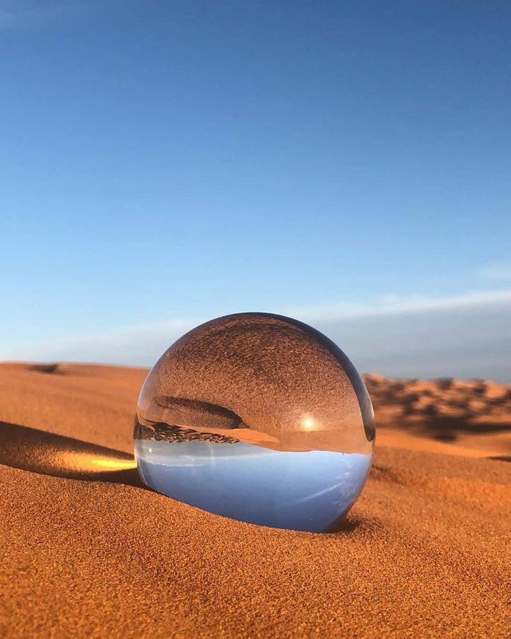 Sahara Majestic Luxury Camp 호텔 메르주가 외부 사진 A lensball in the desert