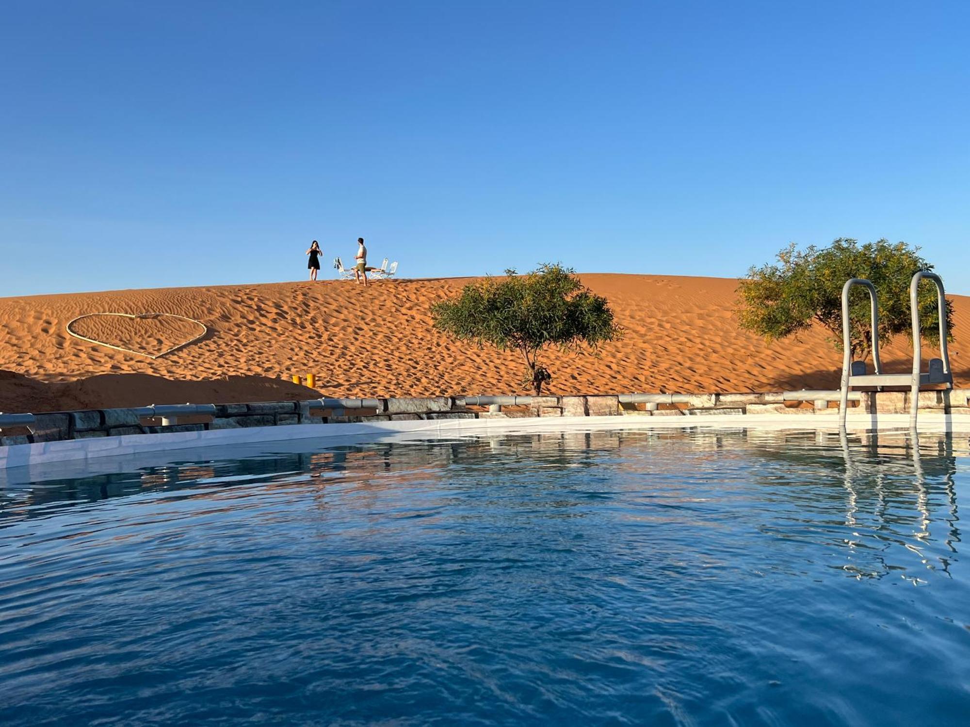 Sahara Majestic Luxury Camp 호텔 메르주가 외부 사진 The swimming pool at the Al-Qatif Hot Springs