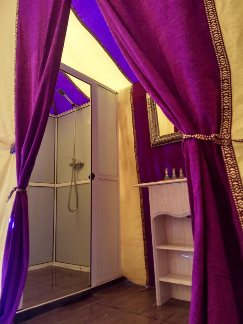 Sahara Majestic Luxury Camp 호텔 메르주가 외부 사진 Shower in a tent