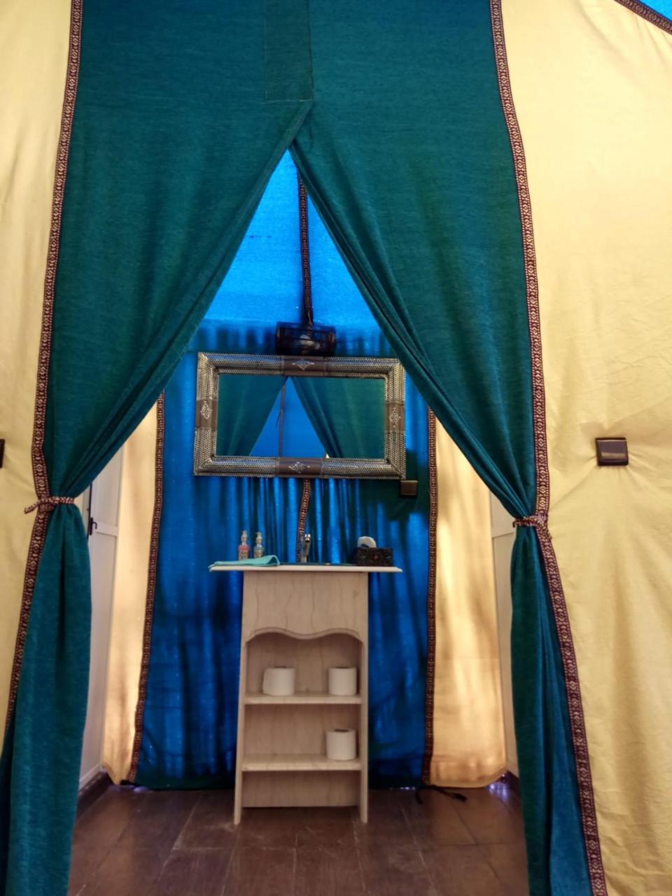 Sahara Majestic Luxury Camp 호텔 메르주가 외부 사진 A bathroom in a tent