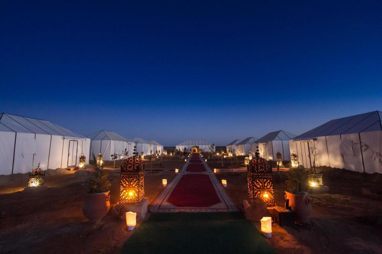 Sahara Majestic Luxury Camp 호텔 메르주가 외부 사진 The camp at night