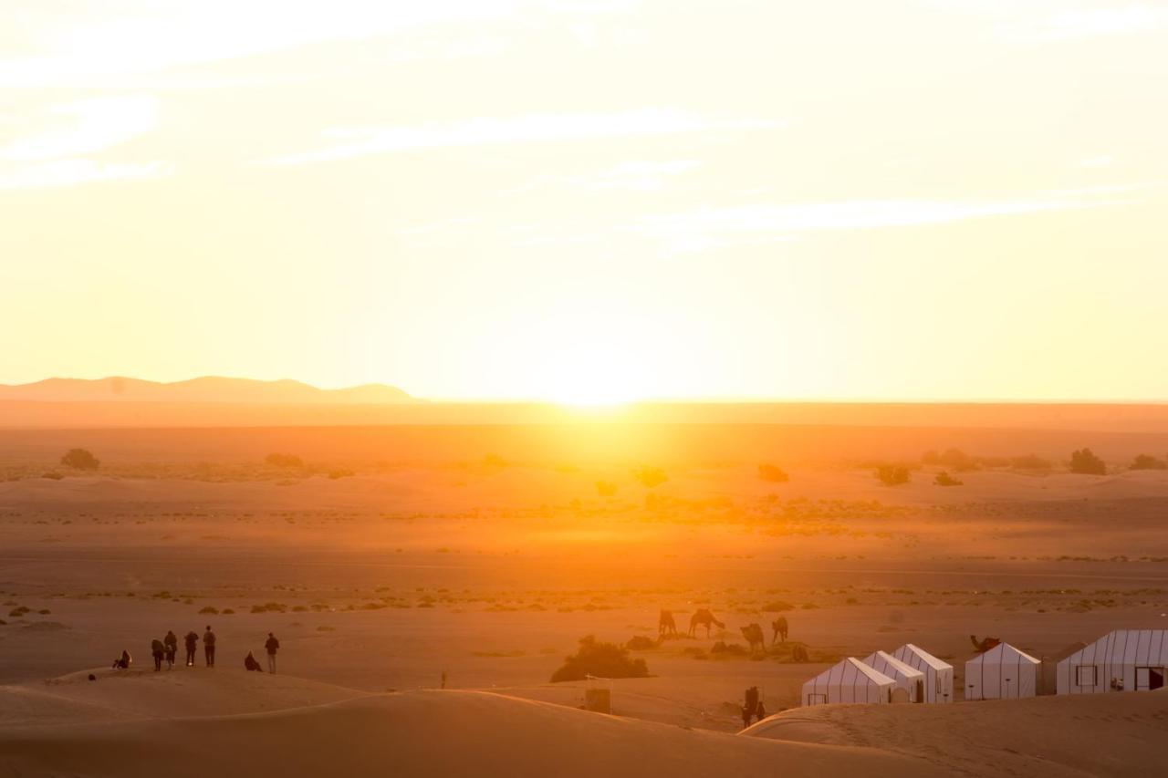 Sahara Majestic Luxury Camp 호텔 메르주가 외부 사진 Sunset over the Sahara Desert