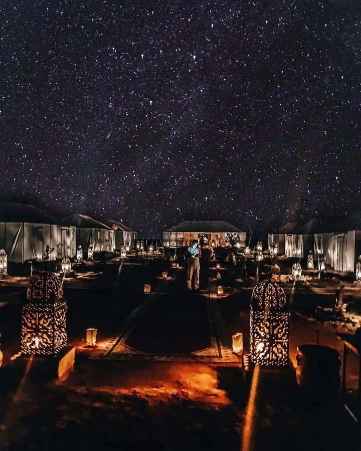 Sahara Majestic Luxury Camp 호텔 메르주가 외부 사진 The camp at night
