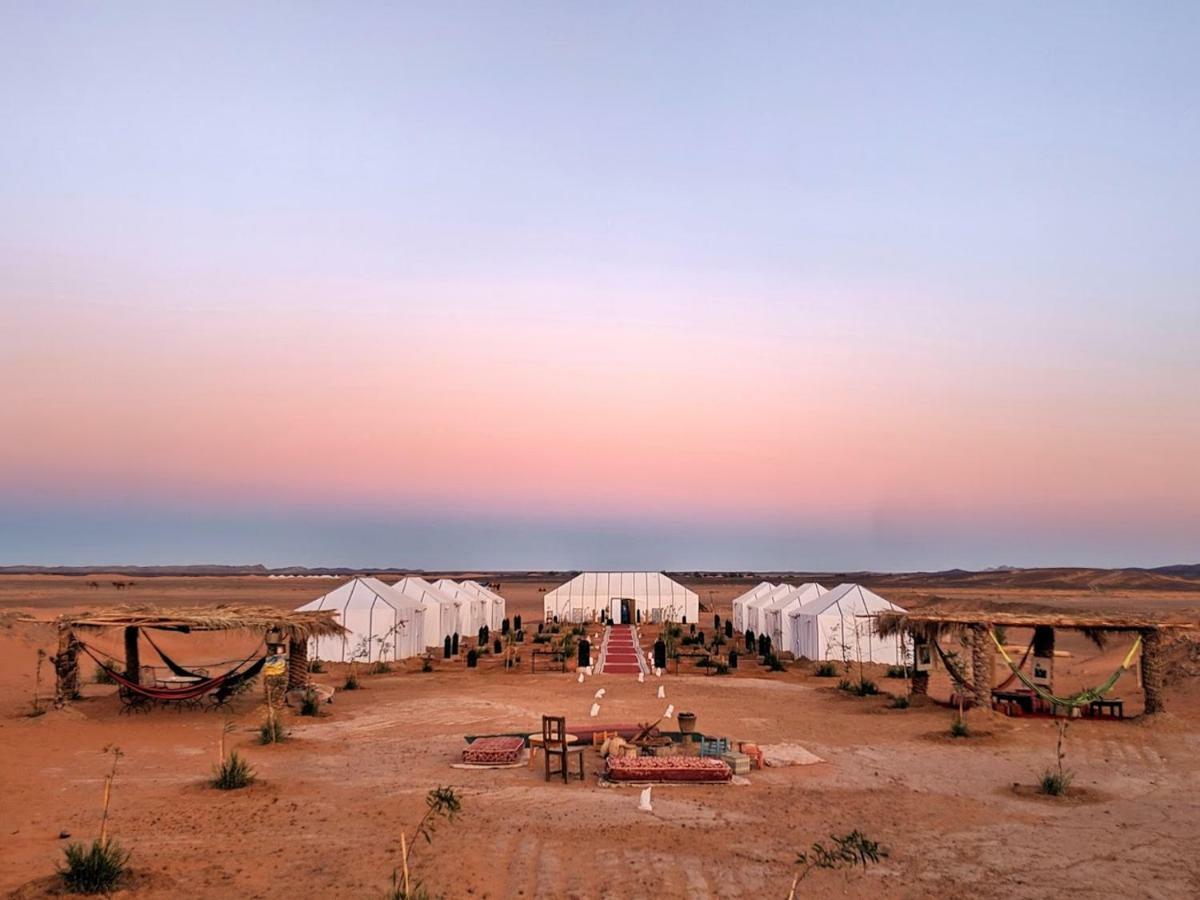 Sahara Majestic Luxury Camp 호텔 메르주가 외부 사진 The camp at sunset